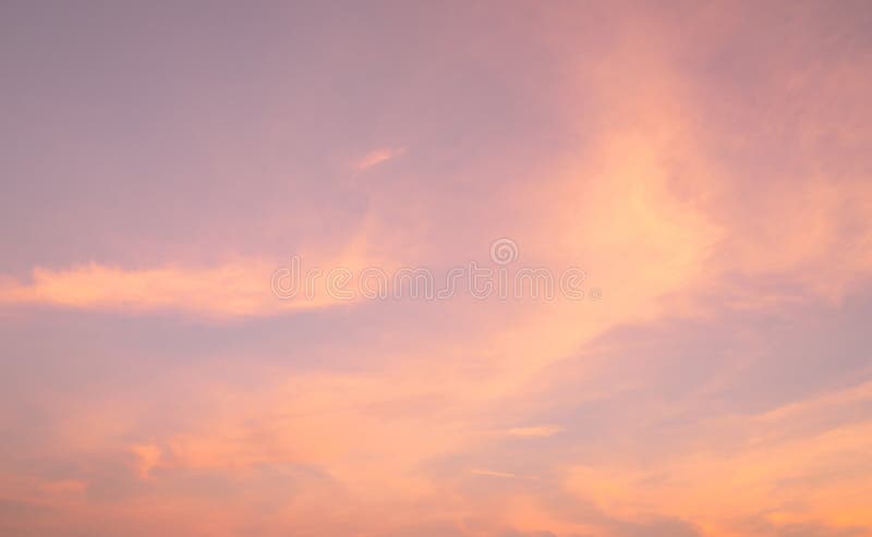剧烈的桃红色天空和云彩抽象背景 桃红色云彩纹理的艺术图片 美好的天空日落 日落摘要 免版税库存图片